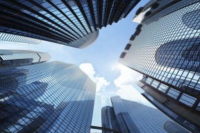 华体会体育-月光与钢铁丛林，伊萨克巨星光芒刺破乌克兰的战术牢笼